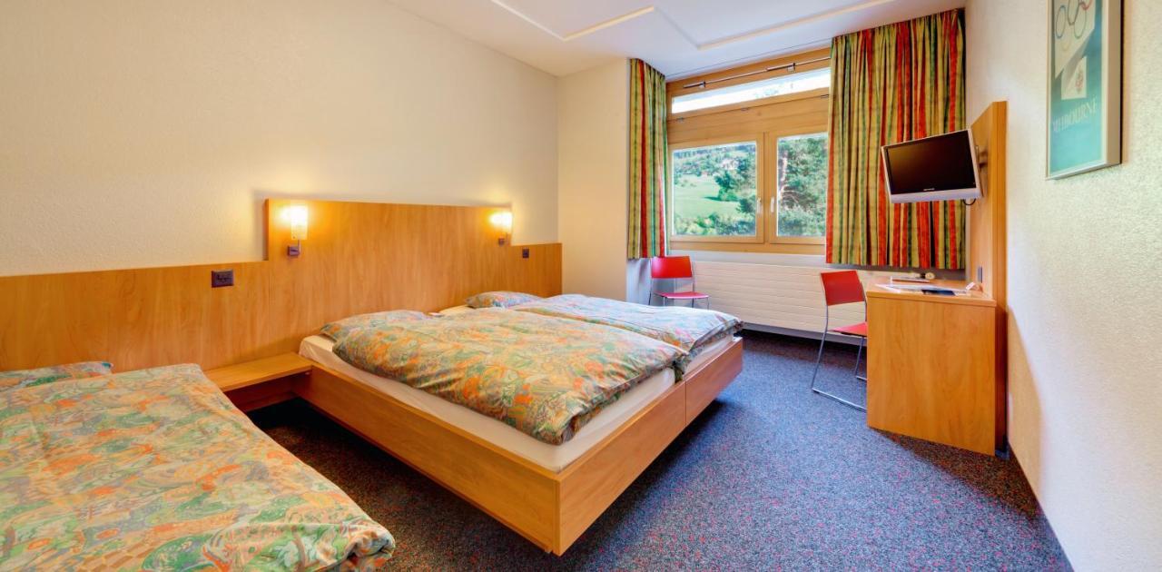 Dreibettzimmer mit Dusche